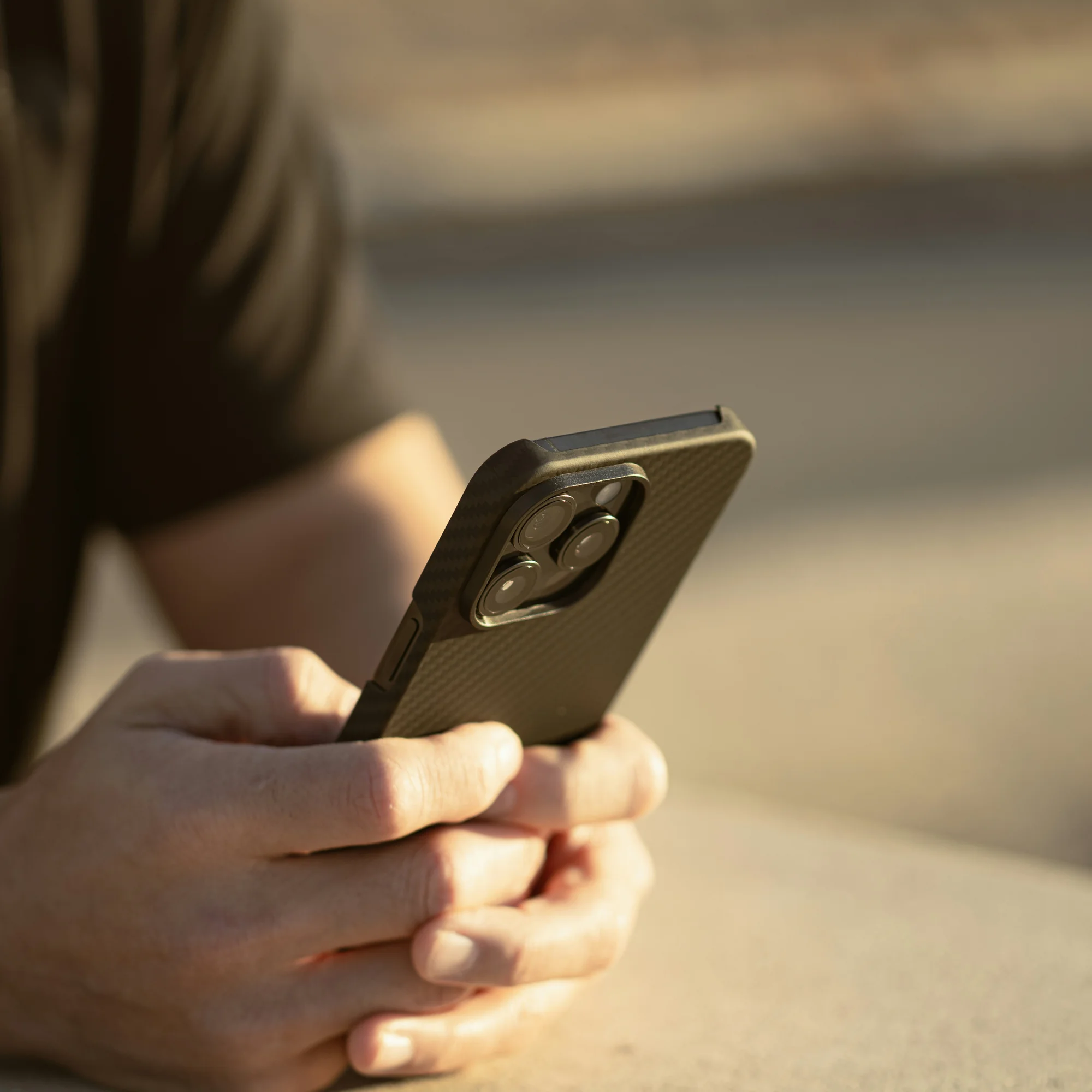 Membaca pesan WhatsApp di HP