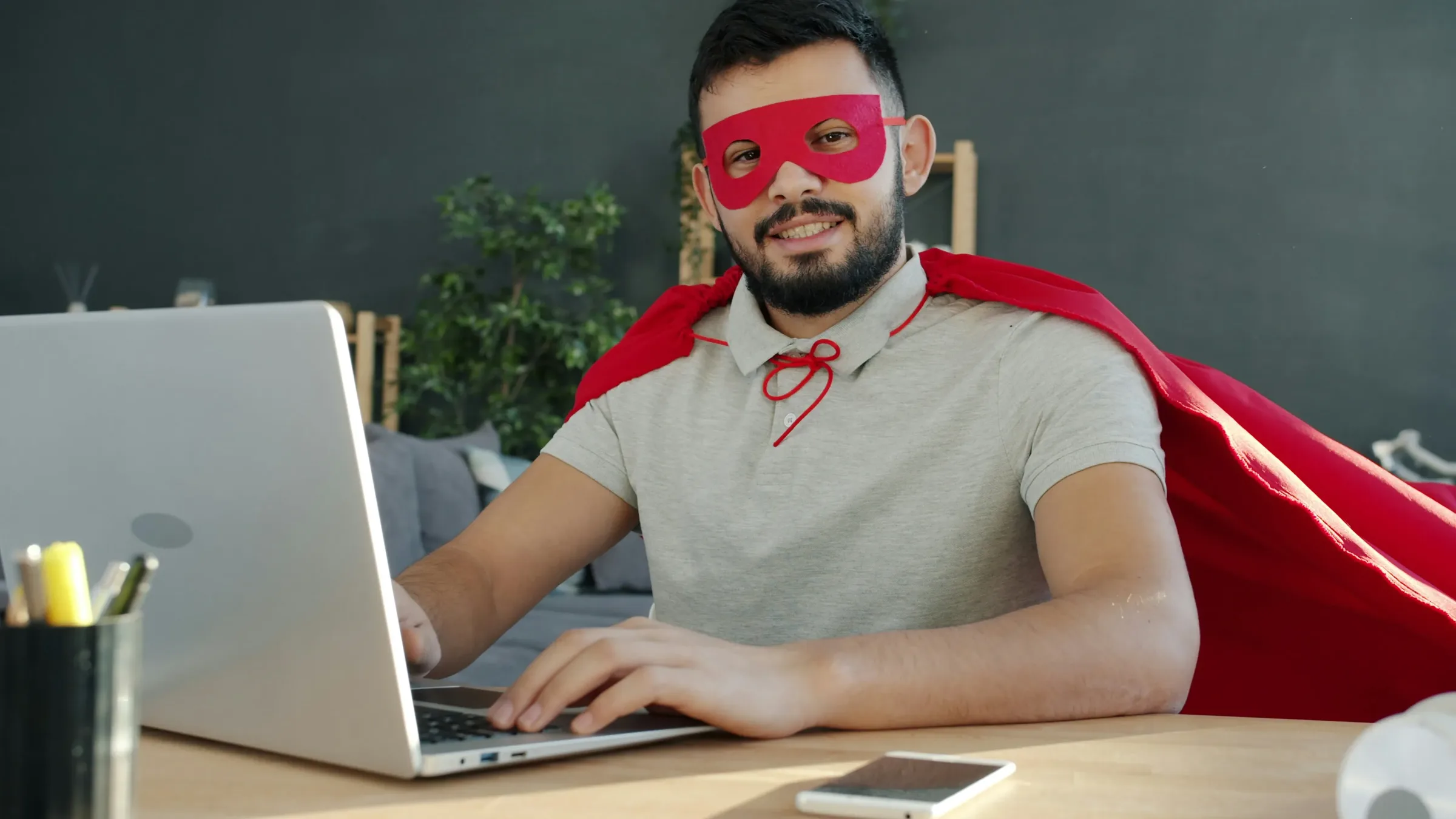 Member coworking space bekerja dengan laptop